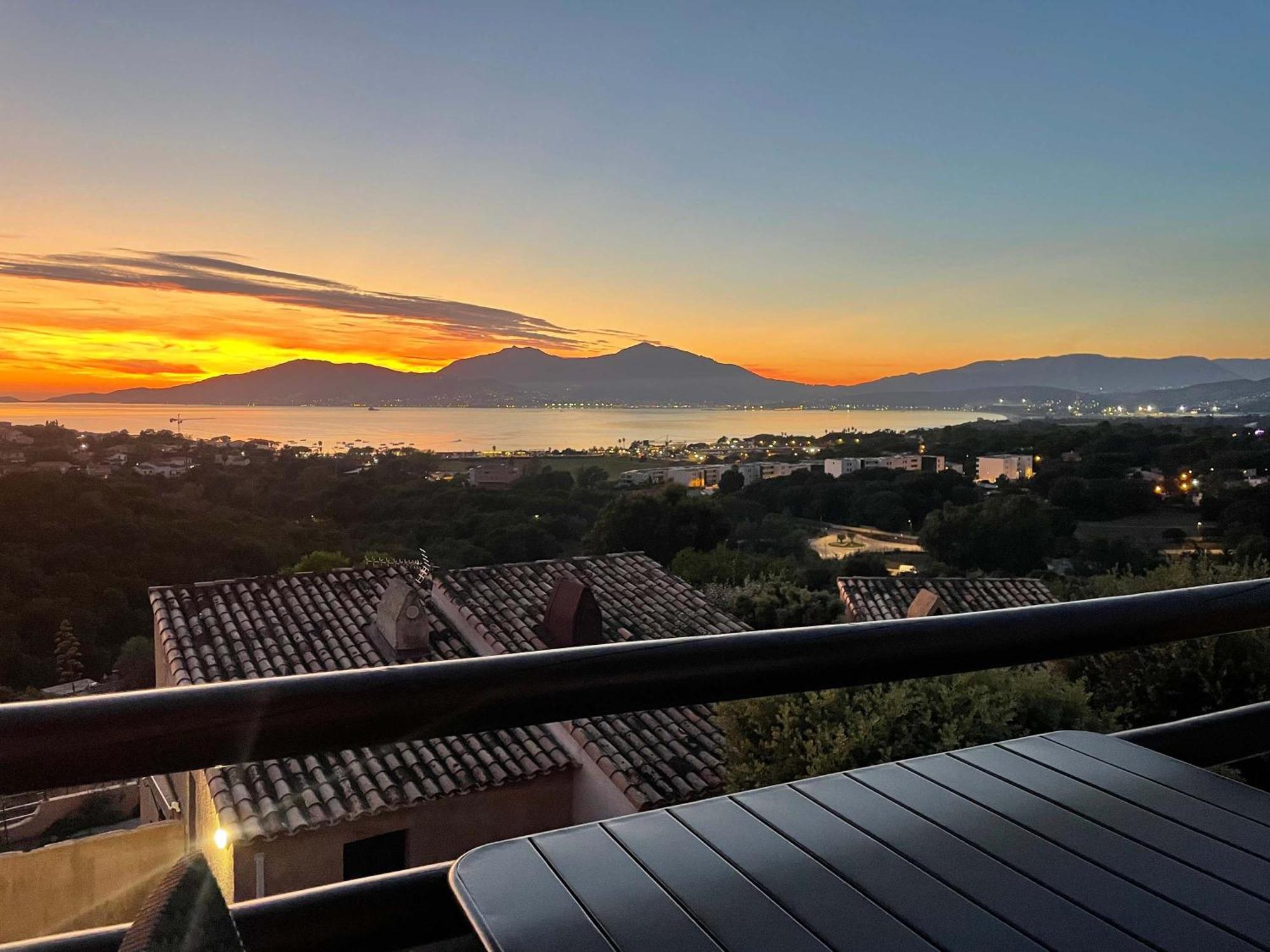 Vue A Piscine Et Parking * Porticcio (Corsica)