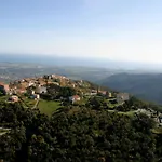 Discret, Apaisant, Calme Entre Mer Et Montagne, Thermalisme