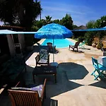 Rez De Chaussee De Maison 2 Chambres, Piscine Privee
