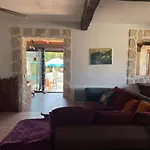 Rez De Chaussee De Maison 2 Chambres, Piscine Privee