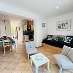 Appartement 3 Pieces Avec Terrasse Et Climatisation A 1.3 Km De La Plage, Parking Inclus - Fr-1-63-345