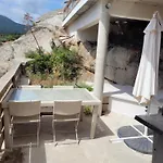 Les Guetalis Du Rocher Et Village