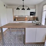 Charmant T2 Avec Balcon - Parking, Ac, Wifi