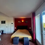 Agreable 2 Pieces Dans Villa Avec Piscine