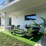 Bas De Villa Contemporaine Avec Vue Degagee
