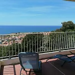 Bright 2-Bedroom & Beautiful Sea View