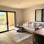 Charming 2-Bedroom With Sea And Mountain Views