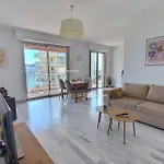 Bright 2-Bedroom & Beautiful Sea View