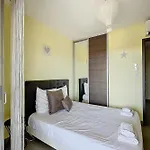 Elegant Design Apt With Balcony And Pool