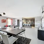 Elegant Design Apt With Balcony And Pool