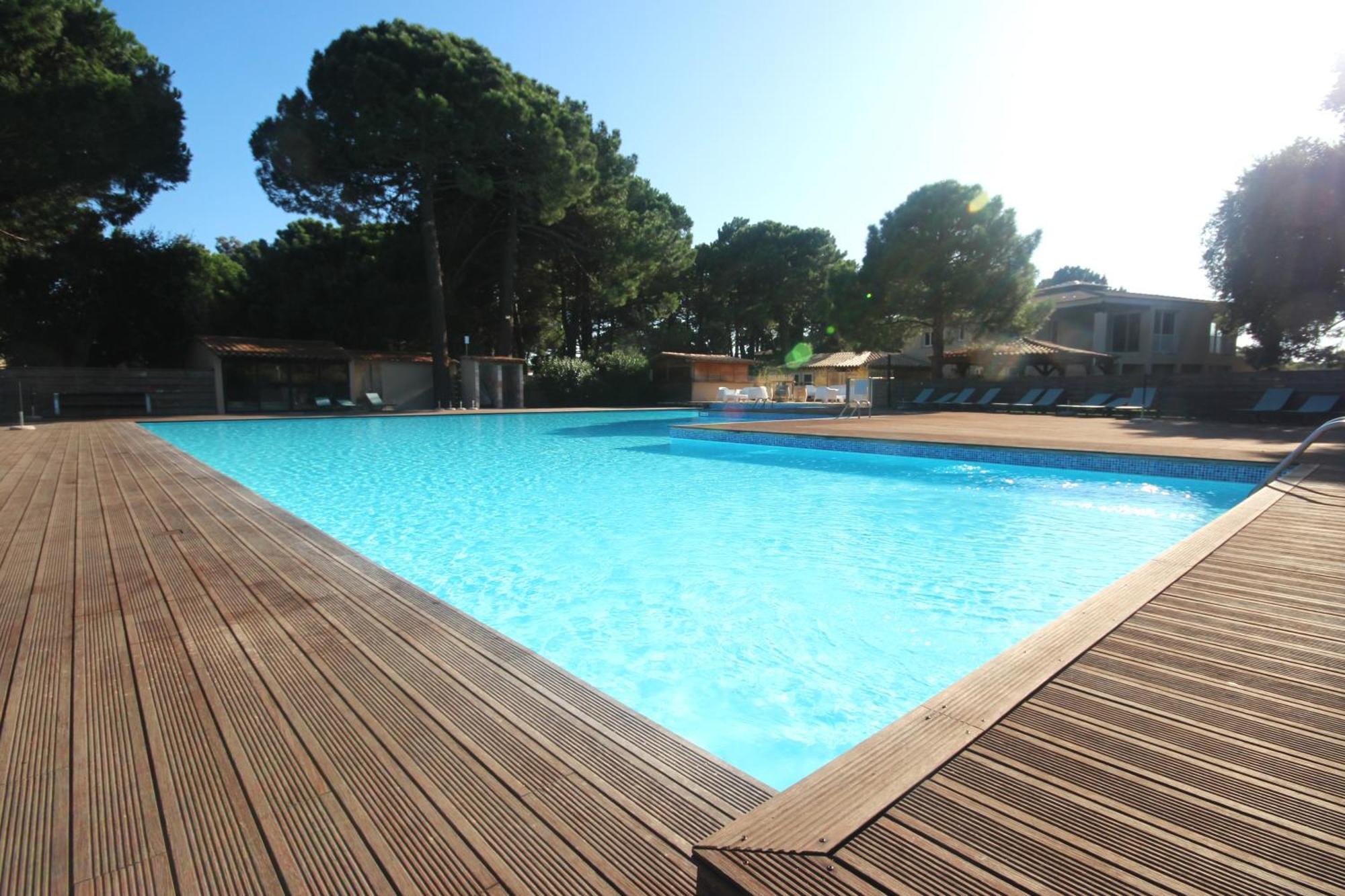 Grande Piscine Dans Hoteliere, Proche Apartment
