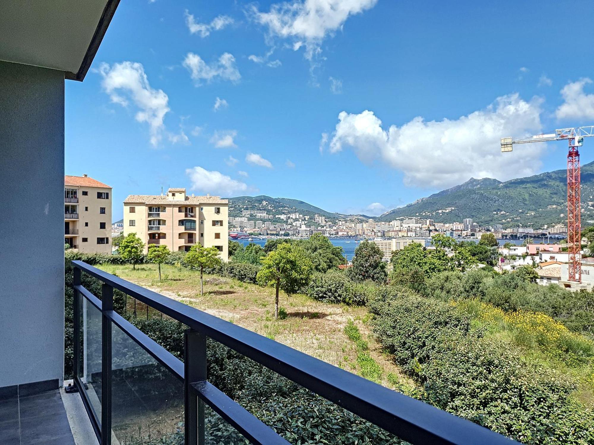 Beau T2 Grande Terrasse, Proche Plage *