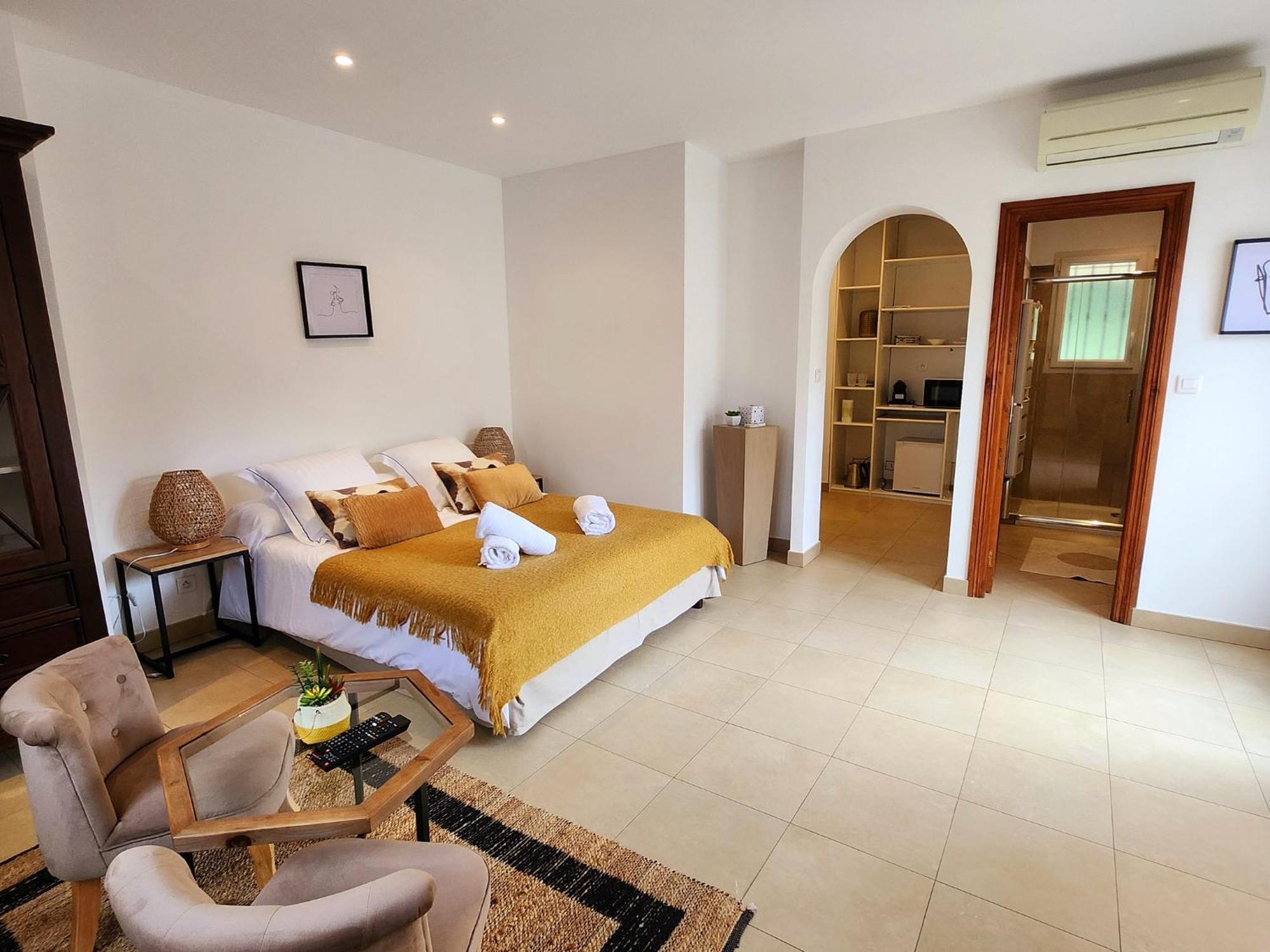 40 M Proche Centre L'Ile-Rousse (Corsica)
