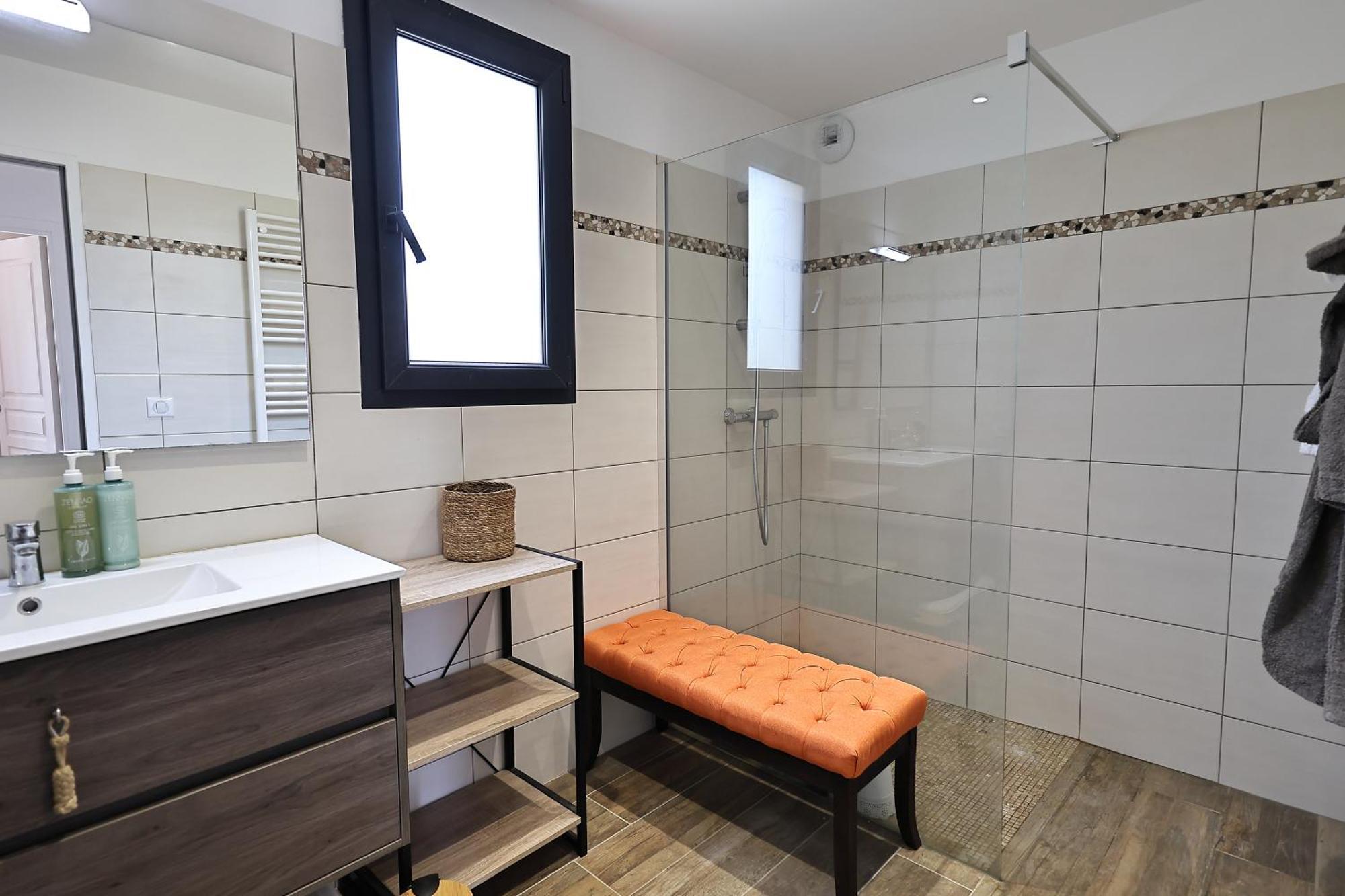 Vue Et Detente Elegante Avec Piscine Villa