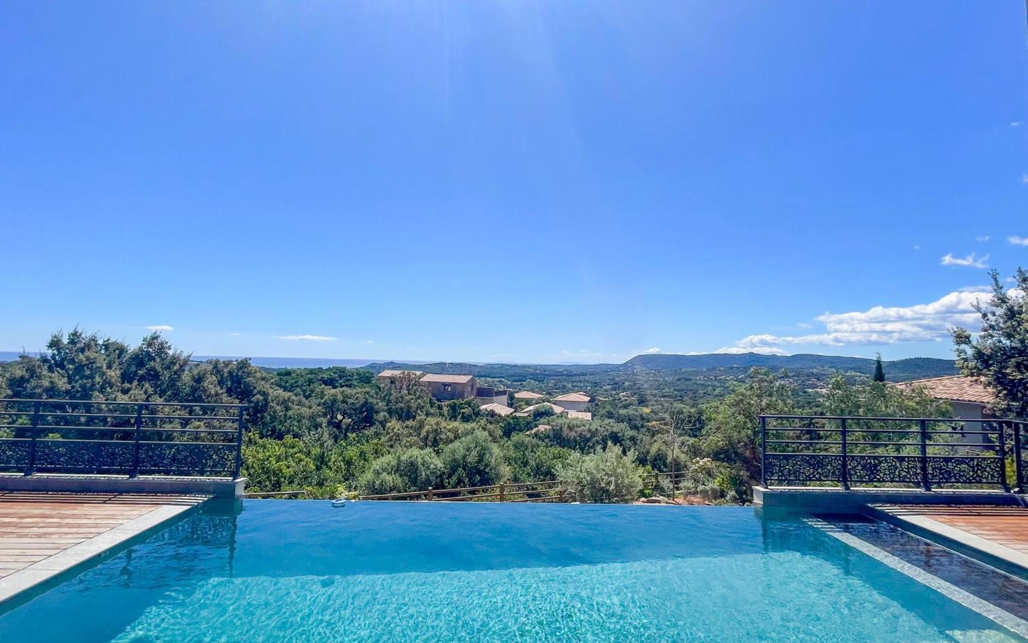 Tres Belle Neuve Vue Avec Piscine Chauffee Villa